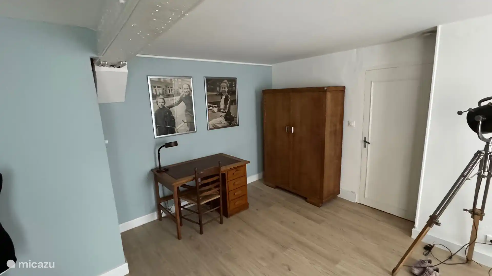 Grote, lichte slaapkamer met comfortabel tweepersoonsbed, bureau met werkplek, kast en kledingrek. Ruim, rustig en prettig ingericht voor een ontspannen verblijf.