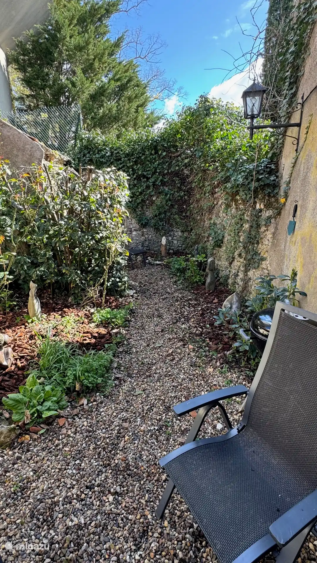 Sfeervolle beeldentuin met diverse Afrikaanse beelden, direct aan de tuinkamer. Een beschutte en bijzondere plek om buiten te eten, iets te drinken of rustig van de sfeer te genieten.