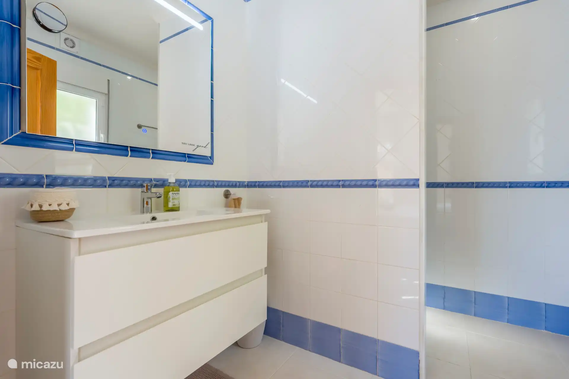 Badkamer 1: ensuite badkamer met douche, wastafel, toilet en föhn