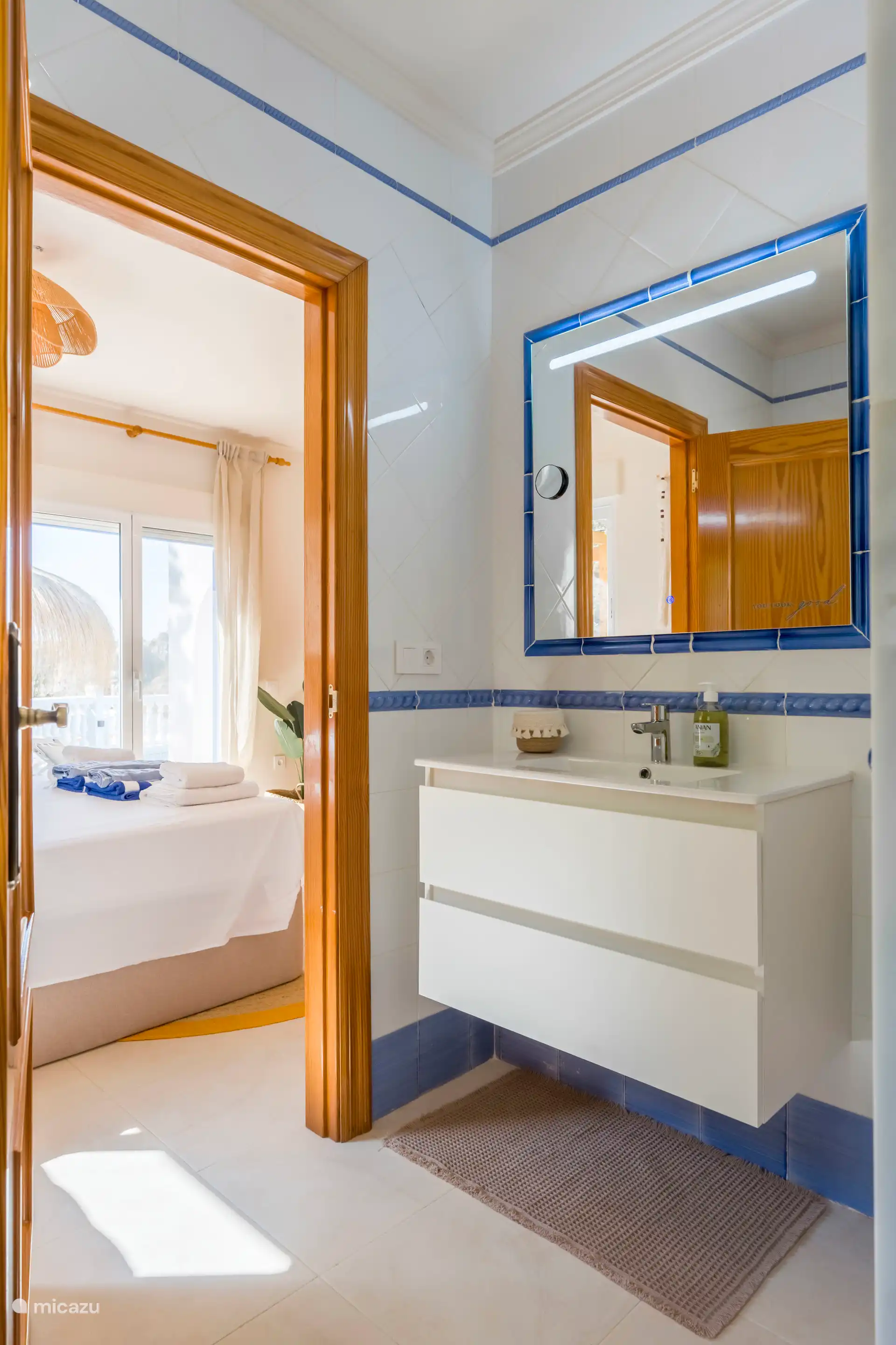 Badkamer 1: ensuite badkamer met douche, wastafel, toilet en föhn