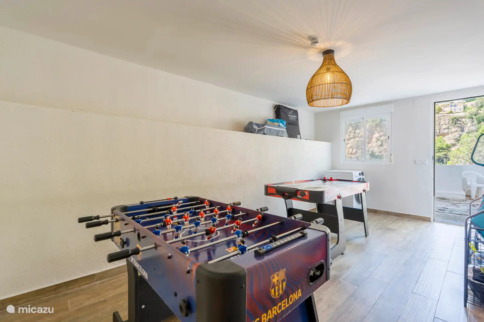 Een verdieping lager bevindt zich een leuke extra ruimte voor wat ontspanning en vermaak. Hier staan een airhockeytafel en een tafelvoetbal. Ook de droger bevindt zich in deze ruimte. 