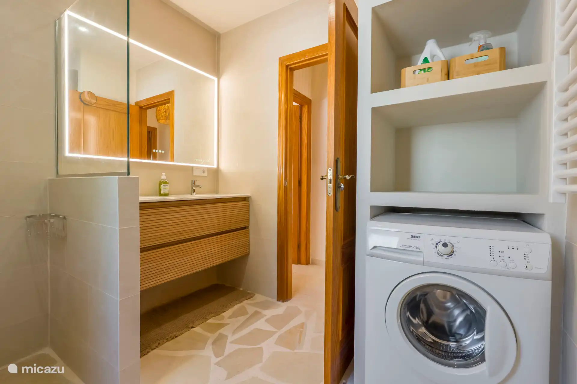 Badkamer 2: badkamer met douche, dubbele wastafel, toilet, wasmachine en föhn 
