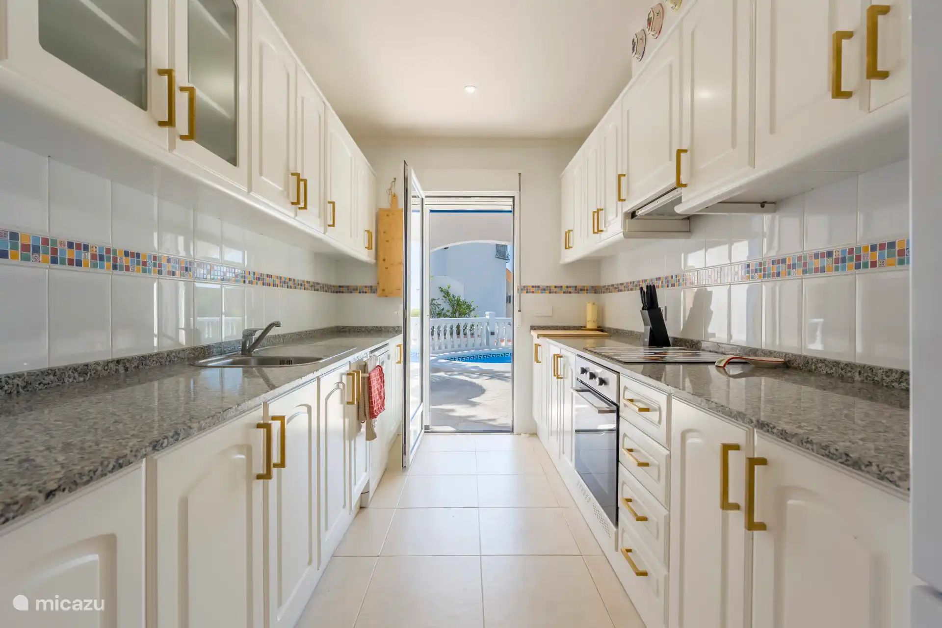 De keuken bevindt zich in een aparte ruimte en is van alle gemakken voorzien. Je beschikt hier onder andere over een vaatwasser, oven, broodrooster, citruspers en koffiezetapparaat. 