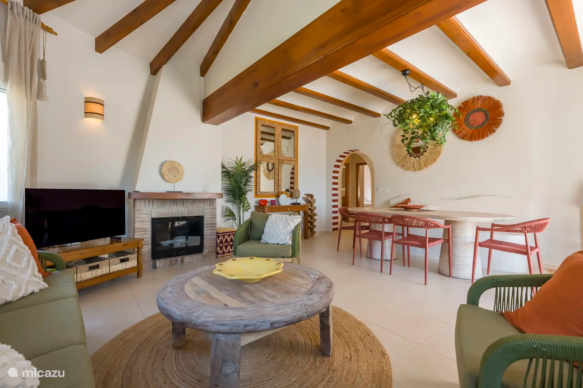 De villa is met aandacht ingericht en heeft een warme, mediterrane uitstraling.