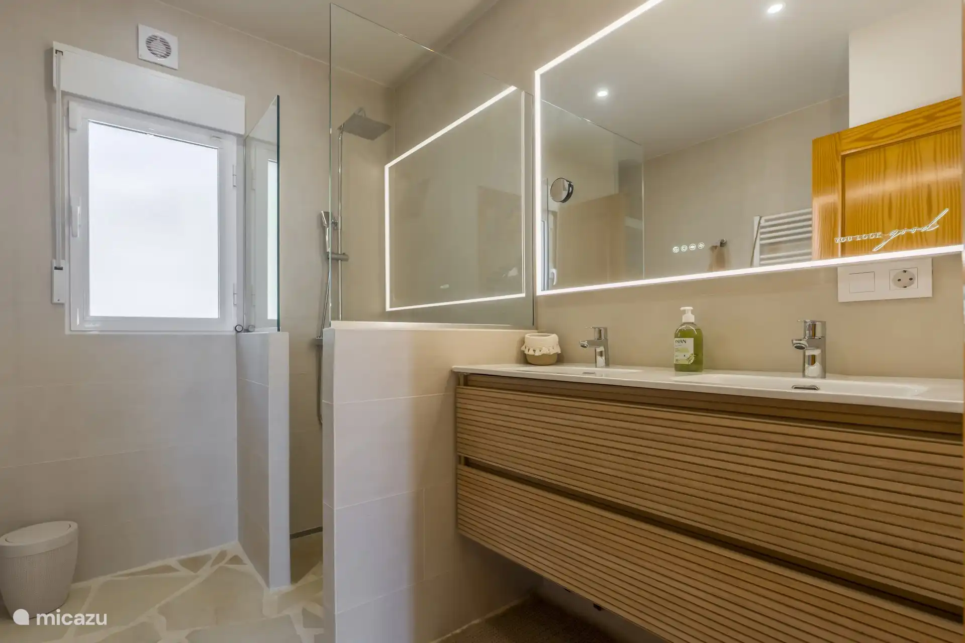 Badkamer 2: badkamer met douche, dubbele wastafel, toilet, wasmachine en föhn 
