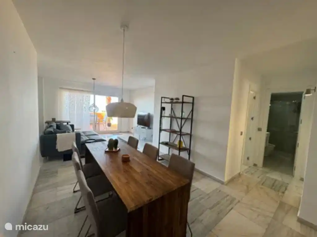 Overzicht huis- eetkamer en hal naar bad- en slaapkamers.