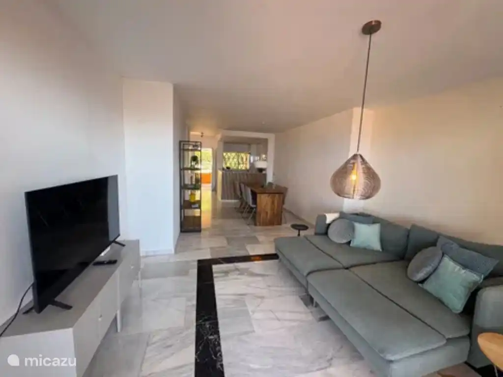 Zicht op huis- en eetkamer.