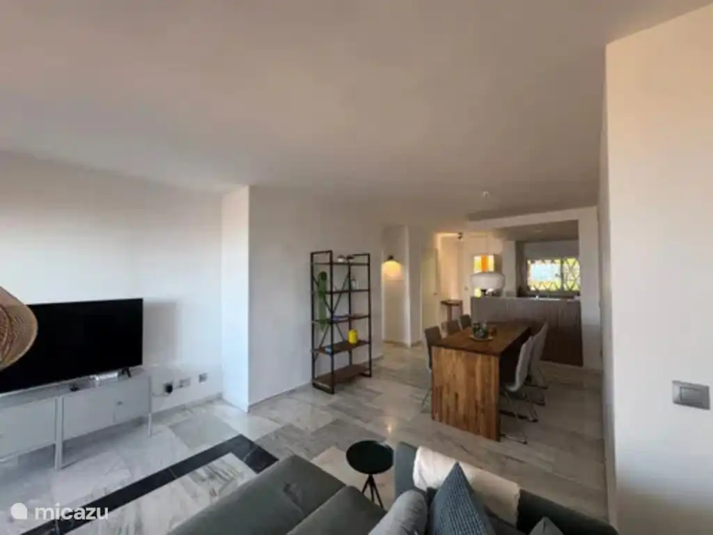 Zicht op eetkamer.