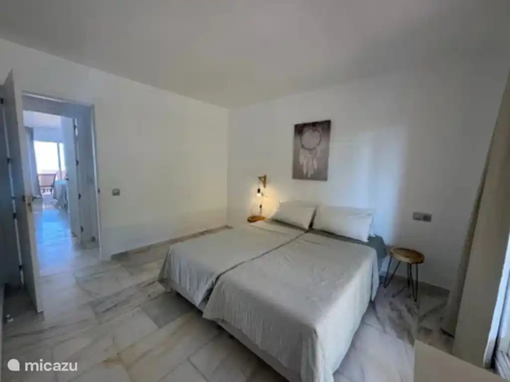 Slaapkamer met twee enkele bedden.