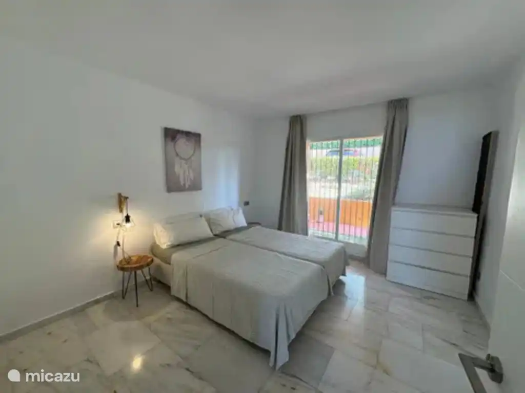 Slaapkamer met twee enkele bedden.