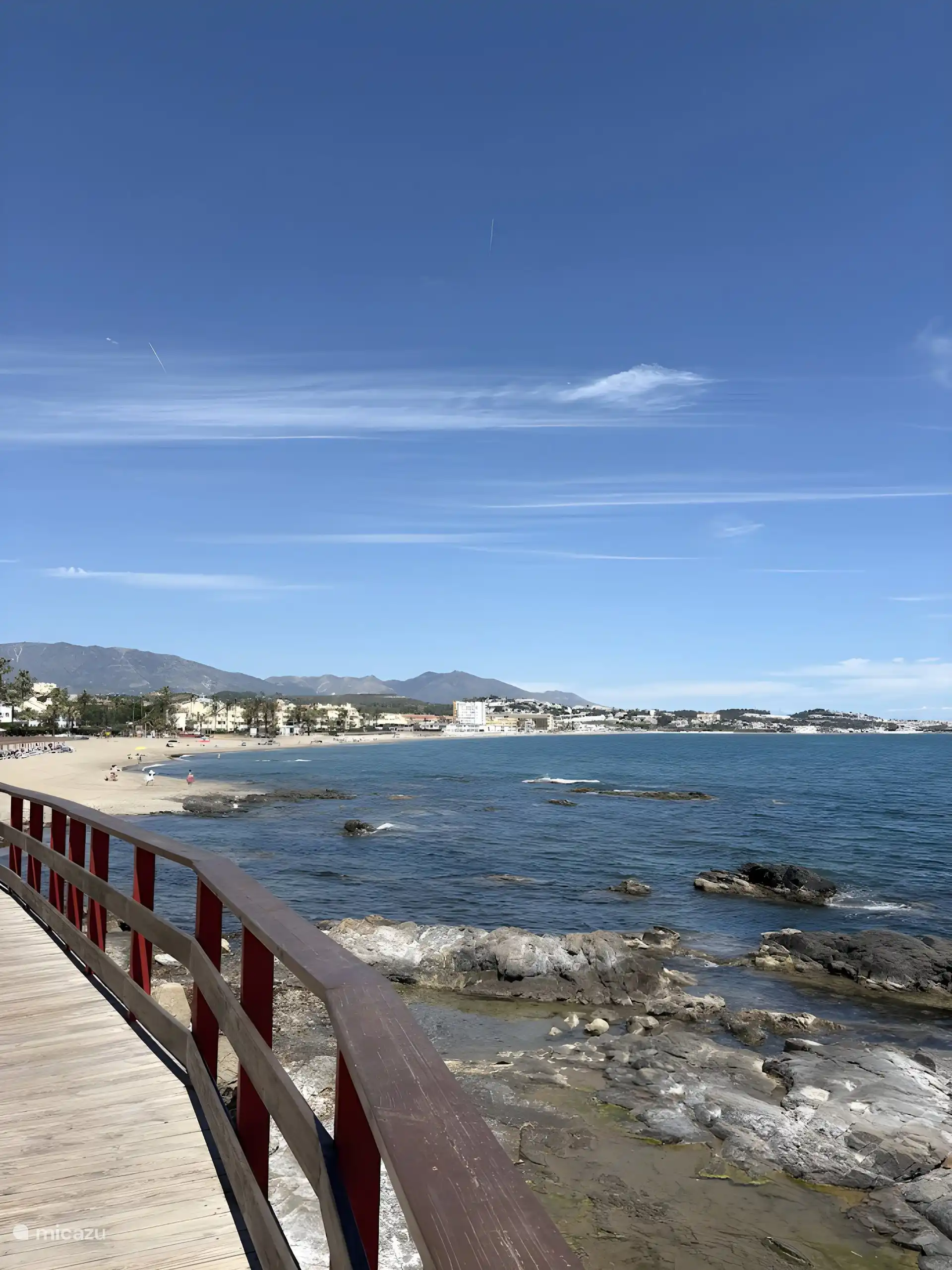 Strand en promenade aan de Middellandse Zee (Mijas).