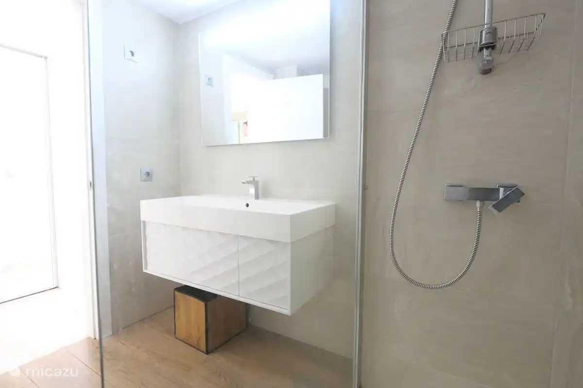 Badkamer met douche.
