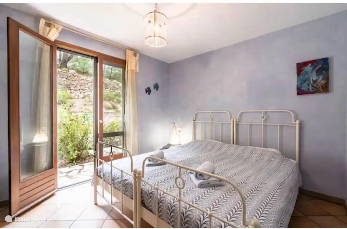 2e slaapkamer begane grond (2 losse bedden 90 cm bij 2 meter) en 2 losse dekbedden