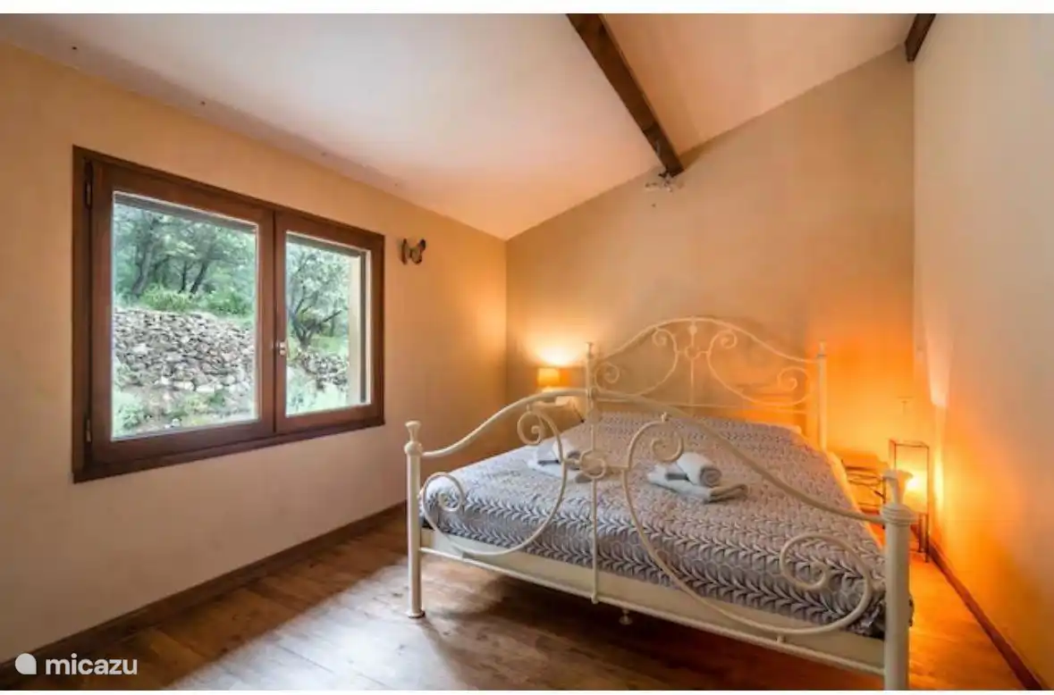 Slaapkamer op verdieping (bed 160 bij 2 meter, 2 losse dekbedden) 