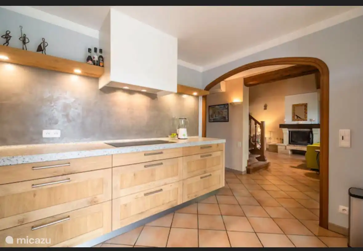Keuken met zicht op woonkamer ( de open haard is inmiddels vervangen voor modernere houtkachel) 