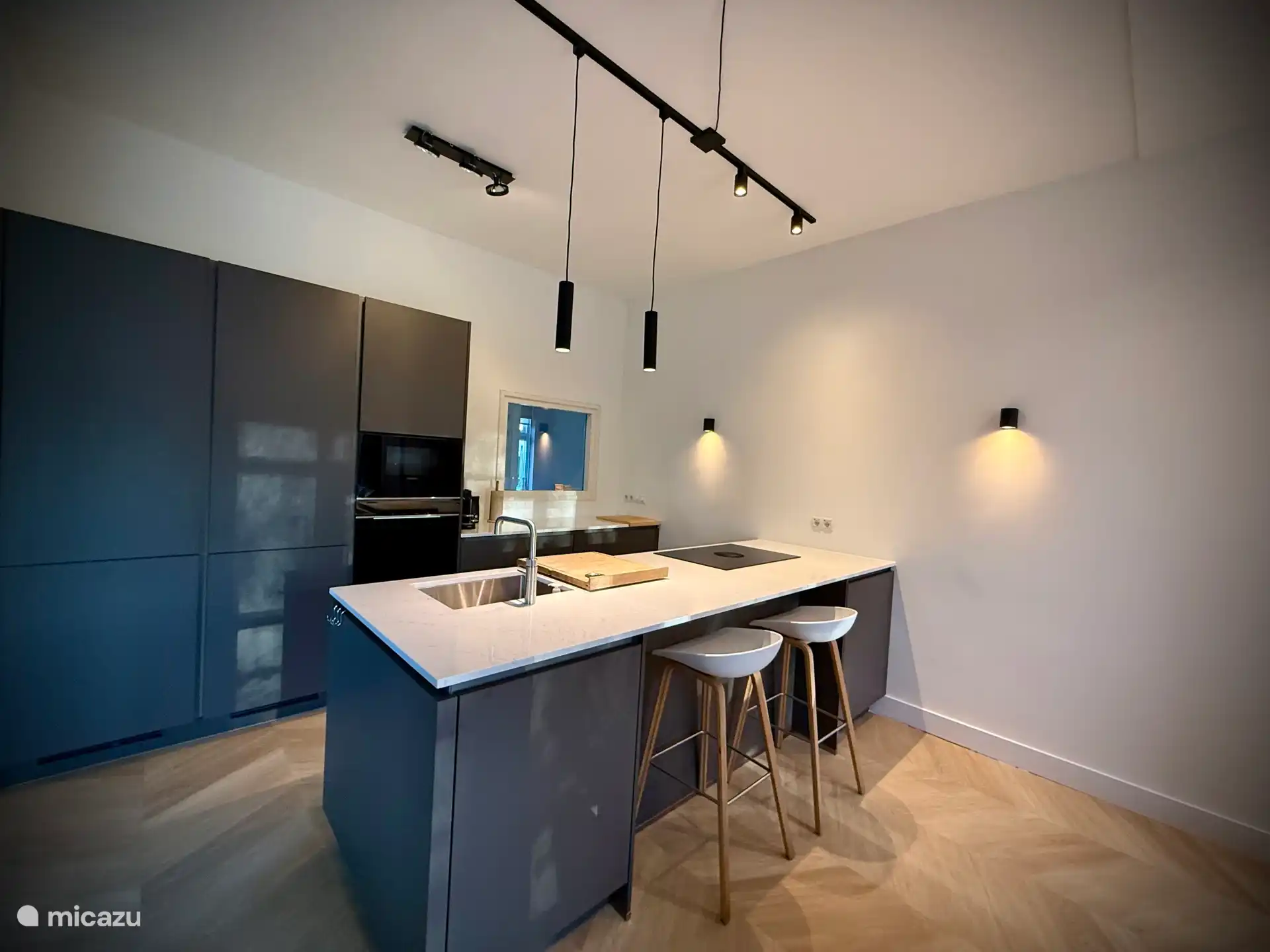 Nieuwe keuken (2026) met Quooker, dubbele koel-vriescombinatie, oven, magnetron en vaatwasser.