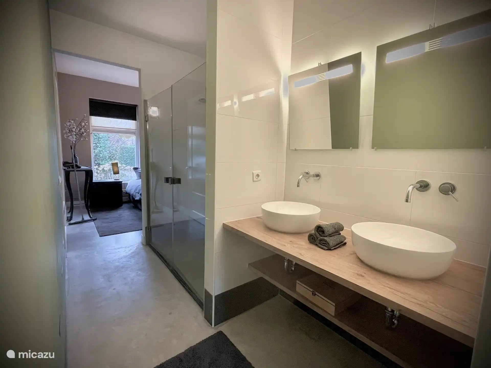 Badkamer ensuite beneden met dubbele douche, dubbele wastafel en toilet 