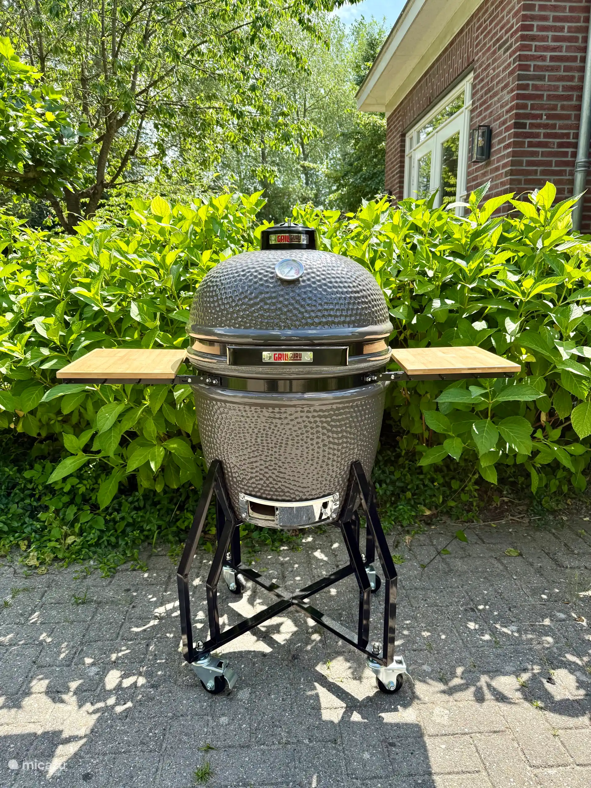 Kamado grill in de achteruin (graag schoonmaken na gebruik)