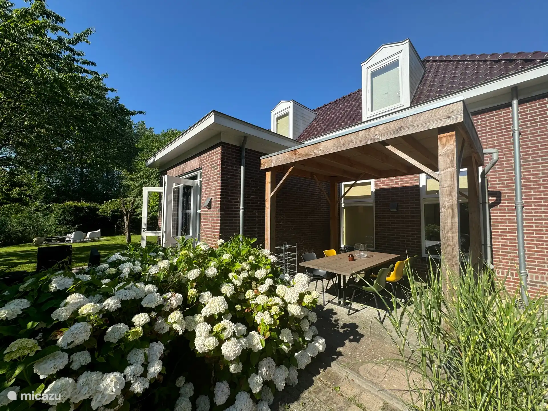 Openslaande tuindeuren en veranda om heerlijk buiten te zitten