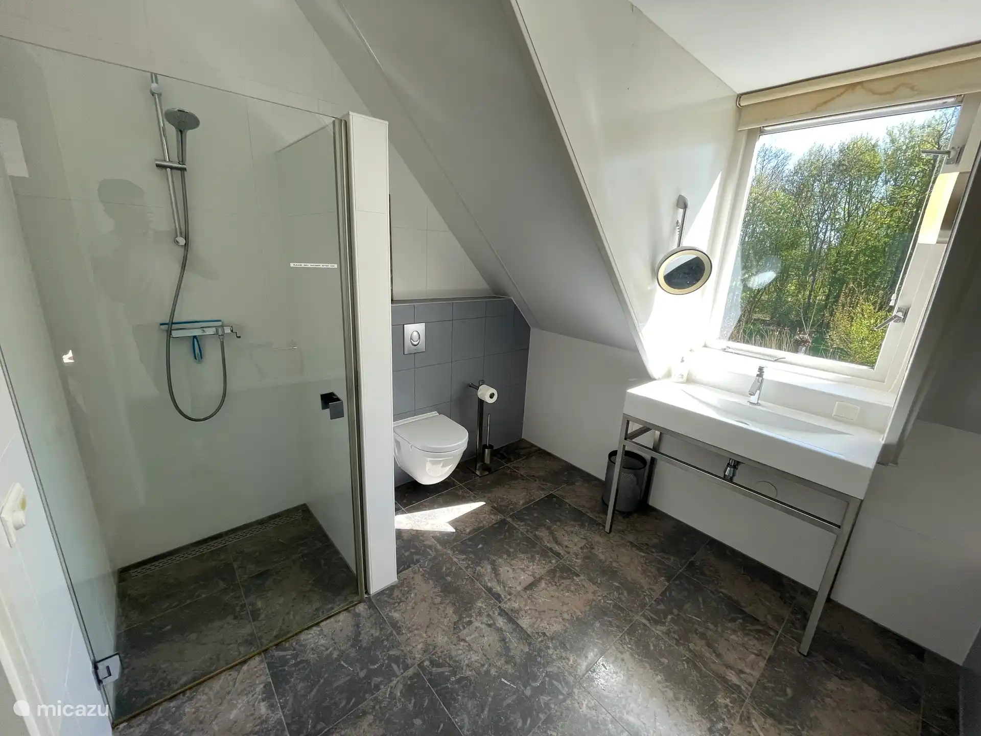 Badkamer op bovenverdieping met douche, wastafel, toilet en ligbad (niet op de foto).