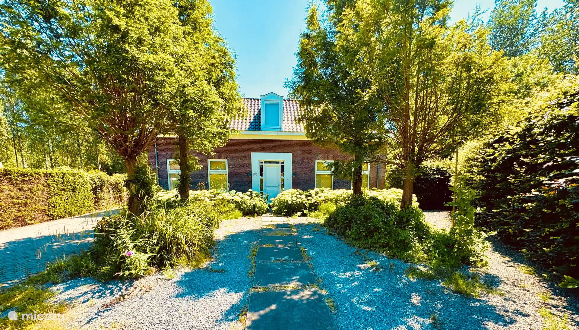 Voorkant van de woning en parkeergelegenheid (minimaal 4 auto’s op eigen terrein parkeren).