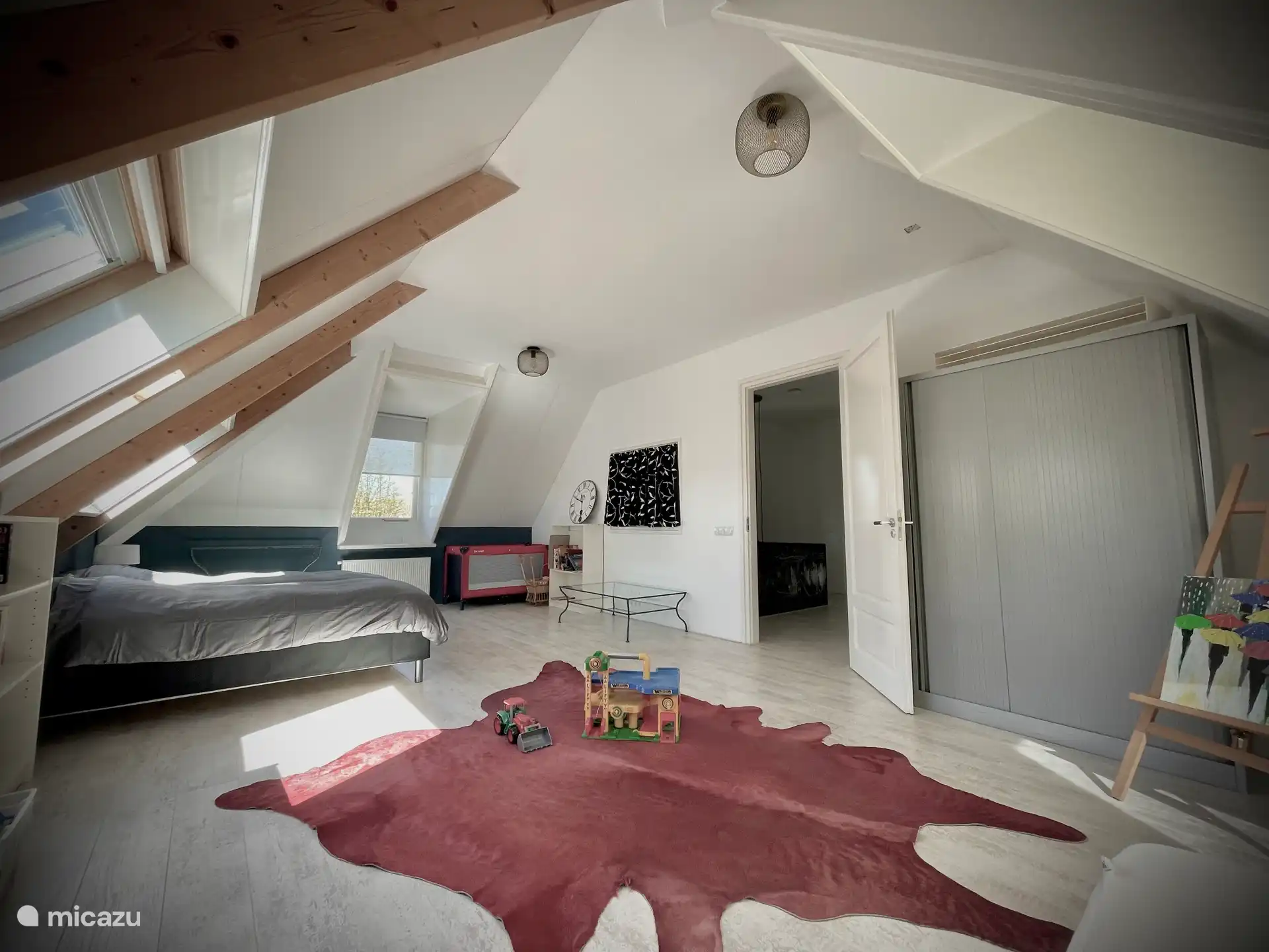 Slaapkamer 2 (groot) op de bovenverdieping met een 2 persoonsbed en een kinderledikantje