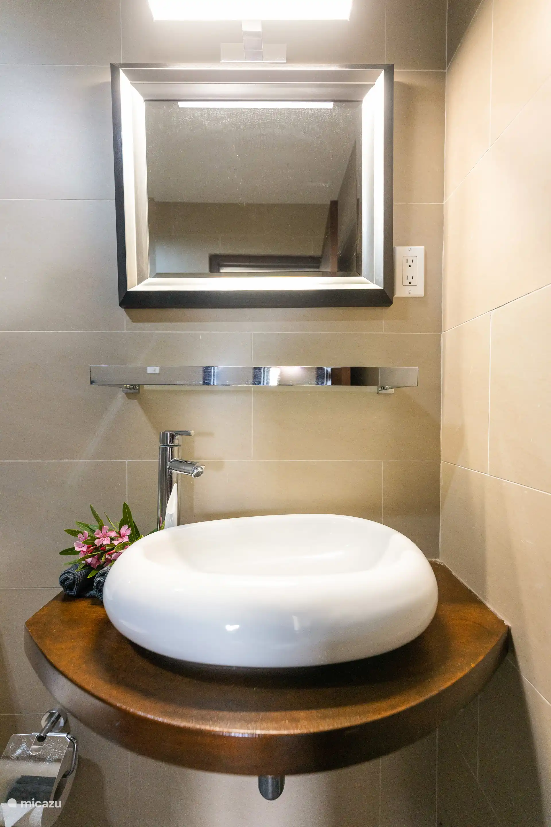 Badkamer met wastafel, toilet en douche.
