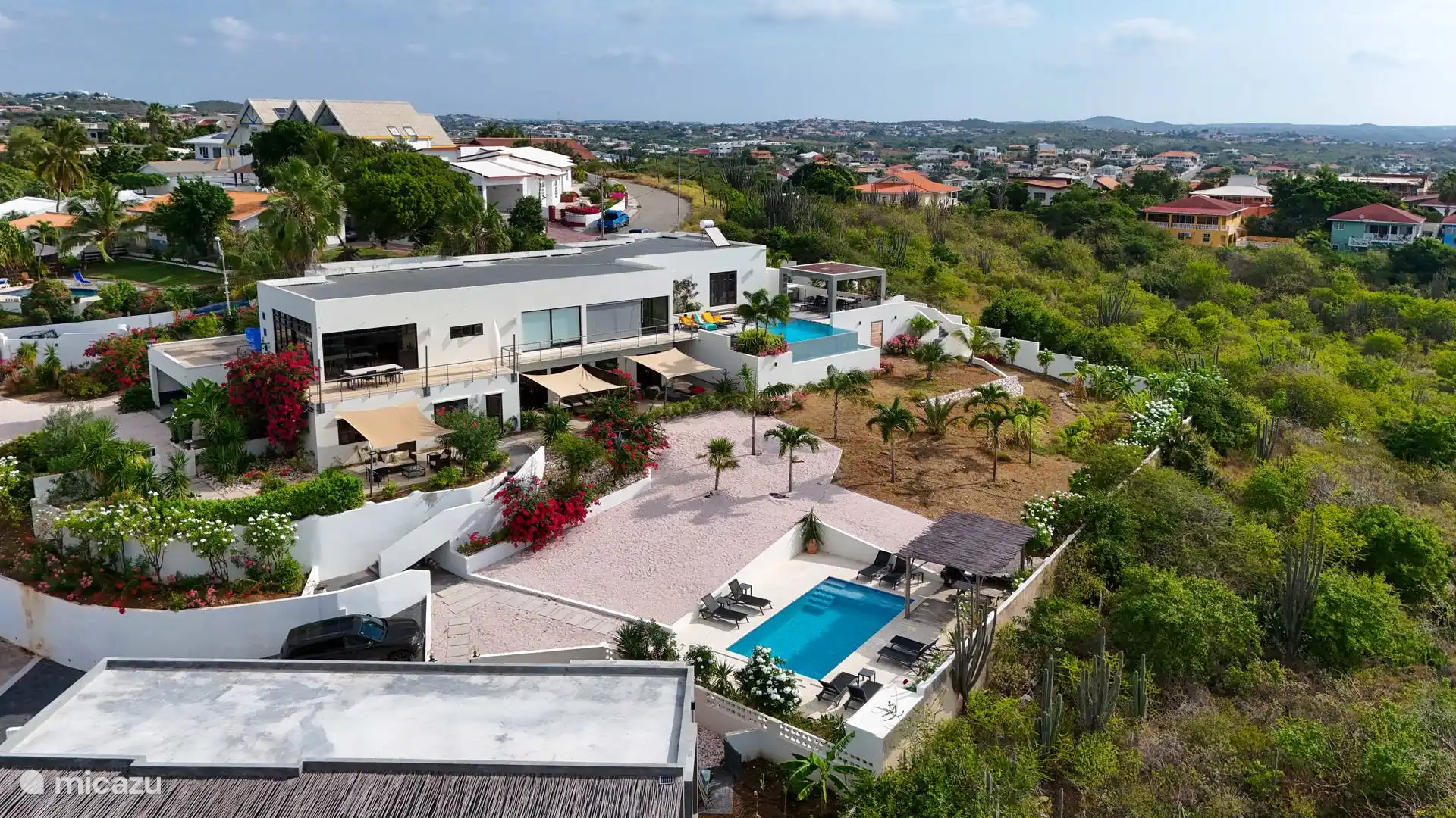 Casa Pasha bestaat uit een villa en 3 appartementen. Alle woningen beschiken over een eigen ingang en worden zelfstandig verhuurd.