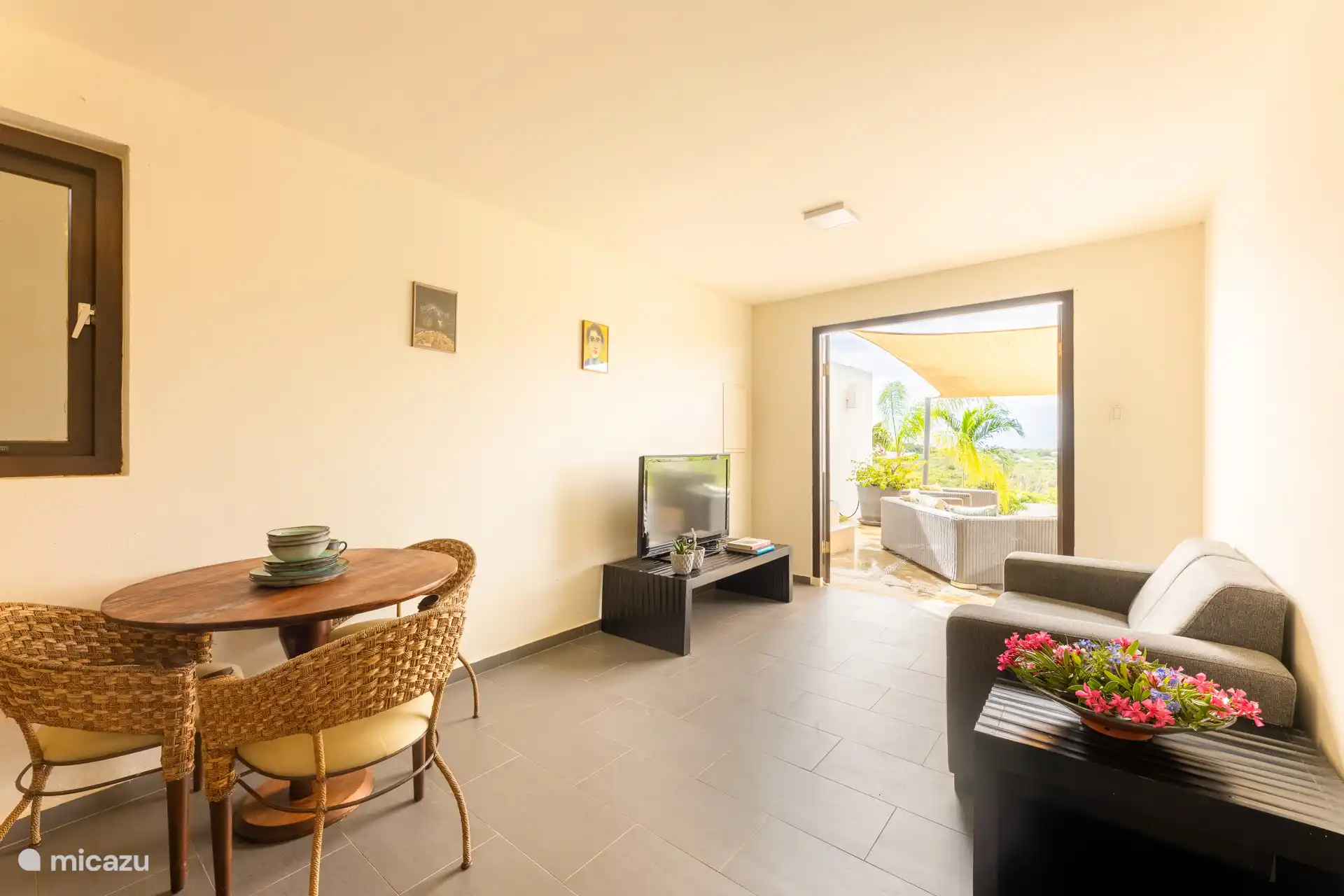 Het appartement beschikt over een slaapkamer, een badkamer, een gezellige woonkamer met kitchenette en een eigen terras.