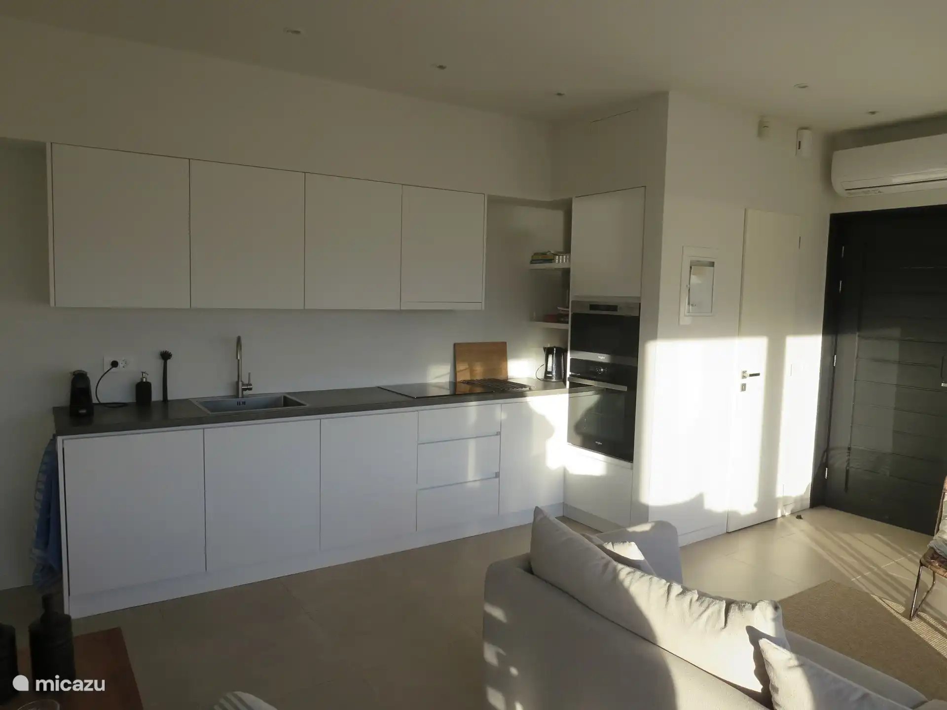 Keuken met vaatwasser, oven en magnetron
