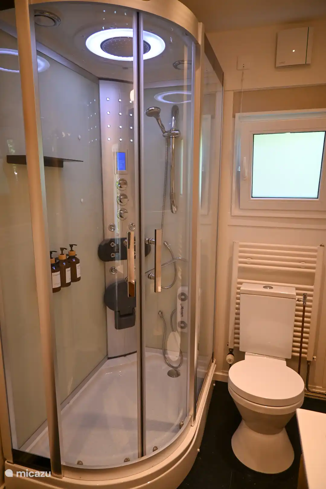 Heerlijk ontspannen in de luxe douchecabine met massagejets.
