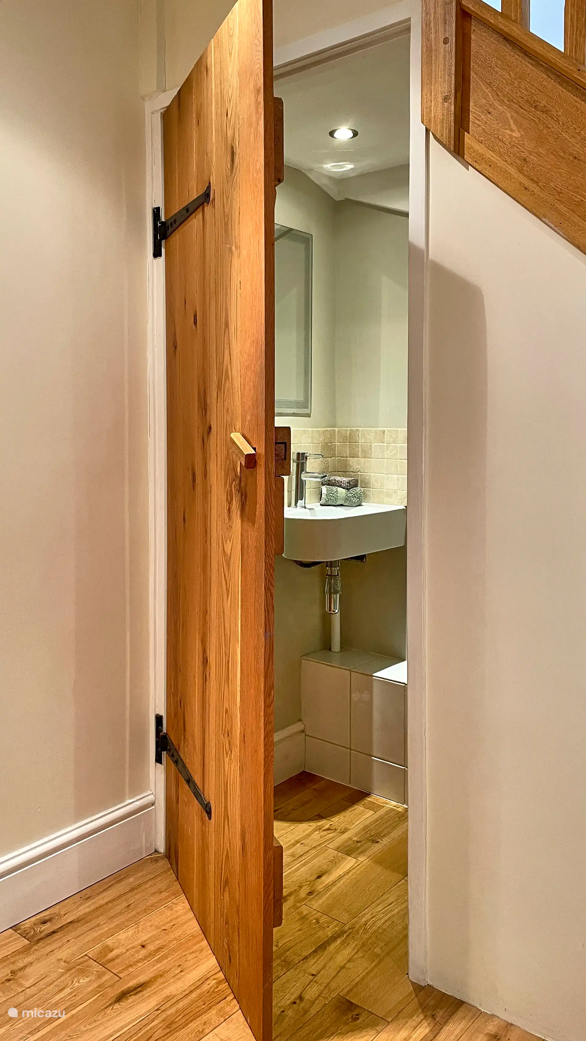 Een toilet beneden in het appartement van Almond View. 