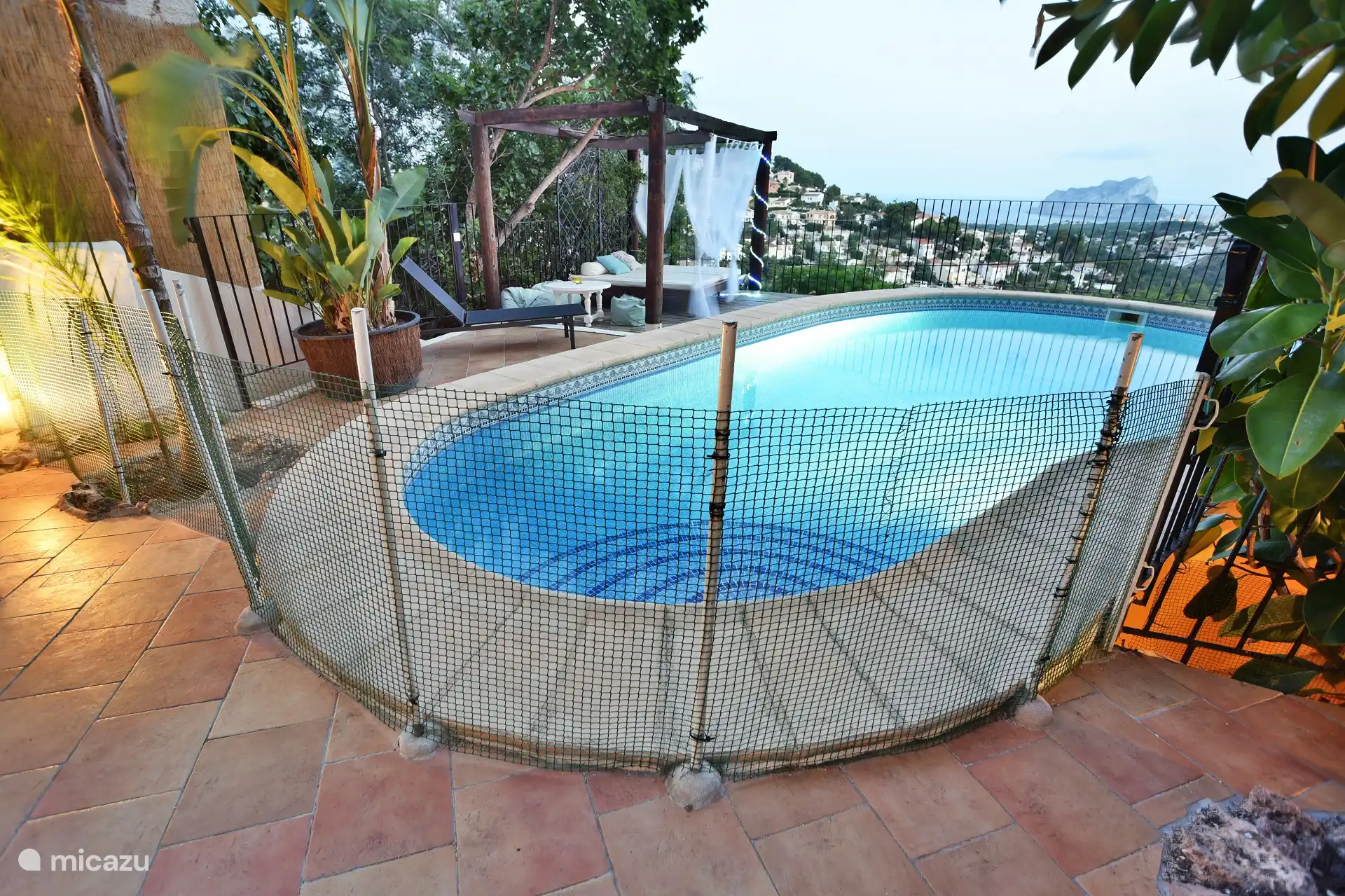 Piscine clôturée