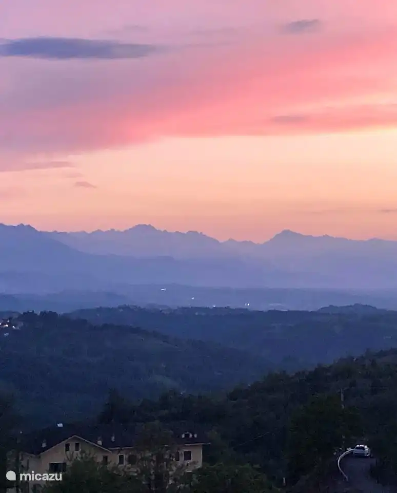 Zonsondergang bij de Alpen.