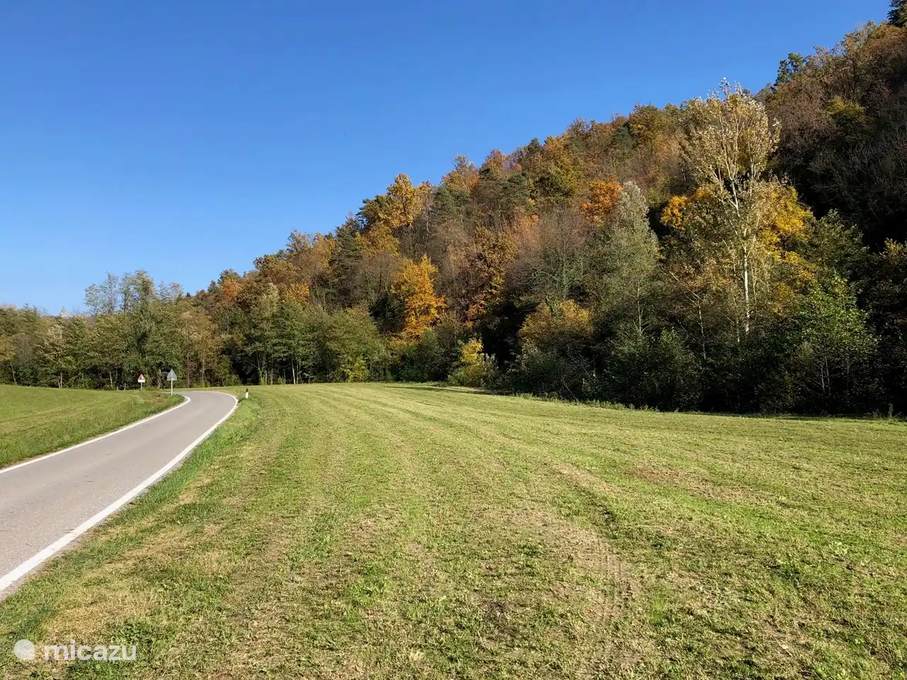 Dalweg naar SantAnna in de herfst.