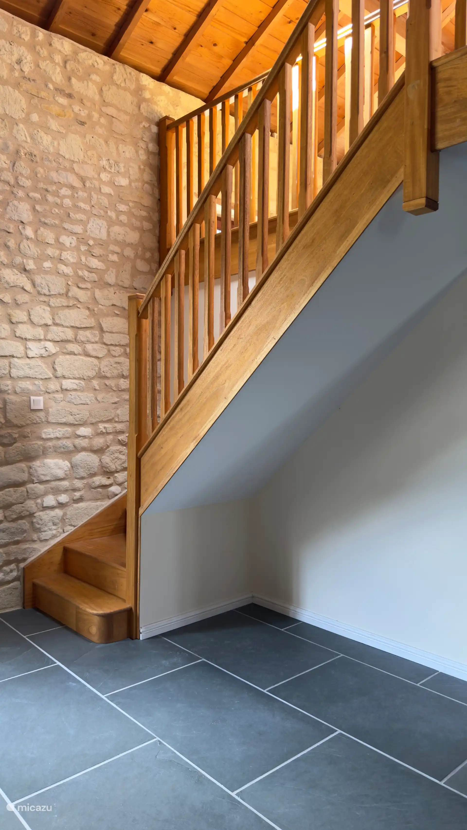 De trappen naar de mezzanine en de zolderslaapkamer in Walnut View. 