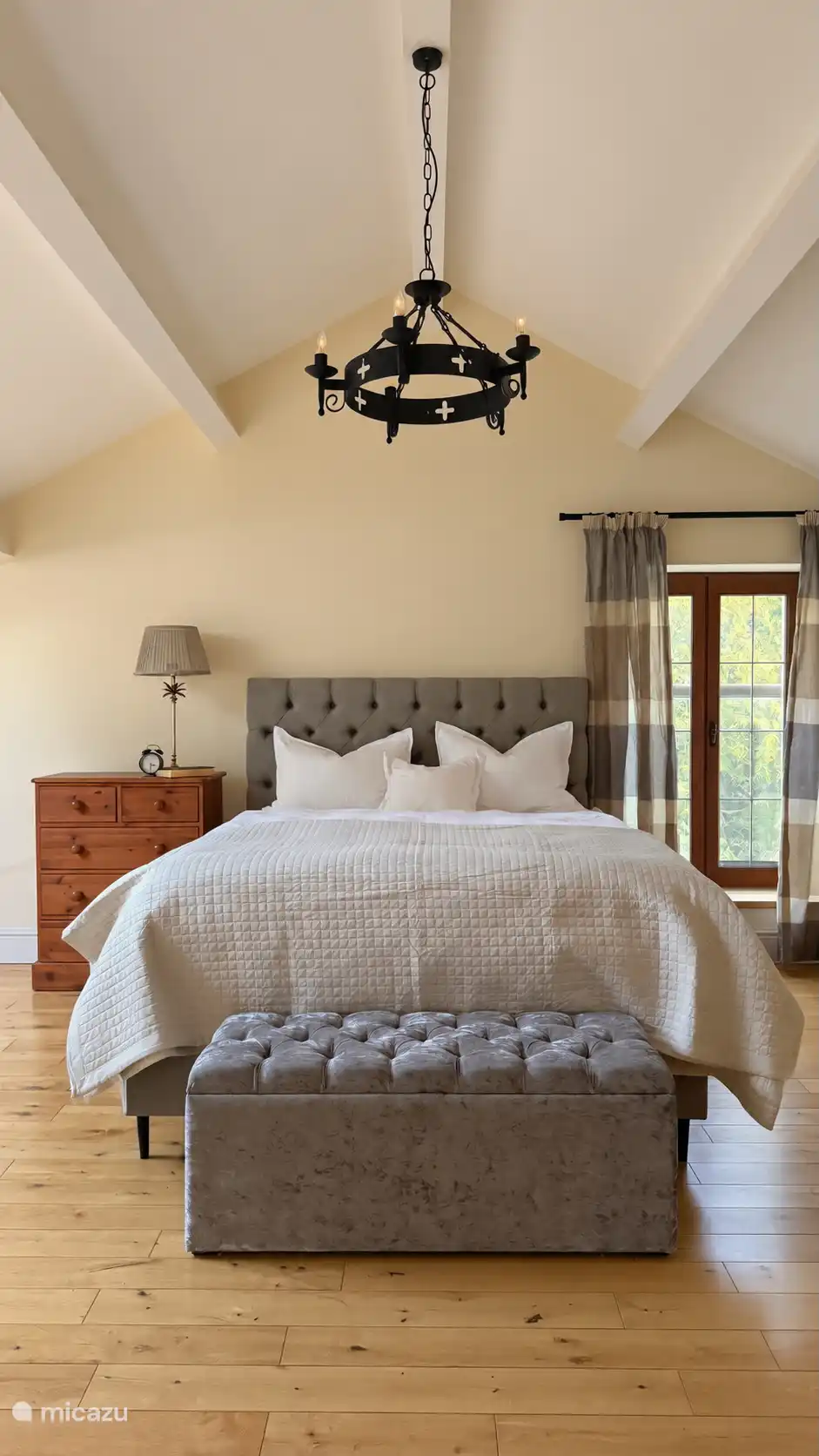 De zolderslaapkamer in het walnoothouten uitzicht. 