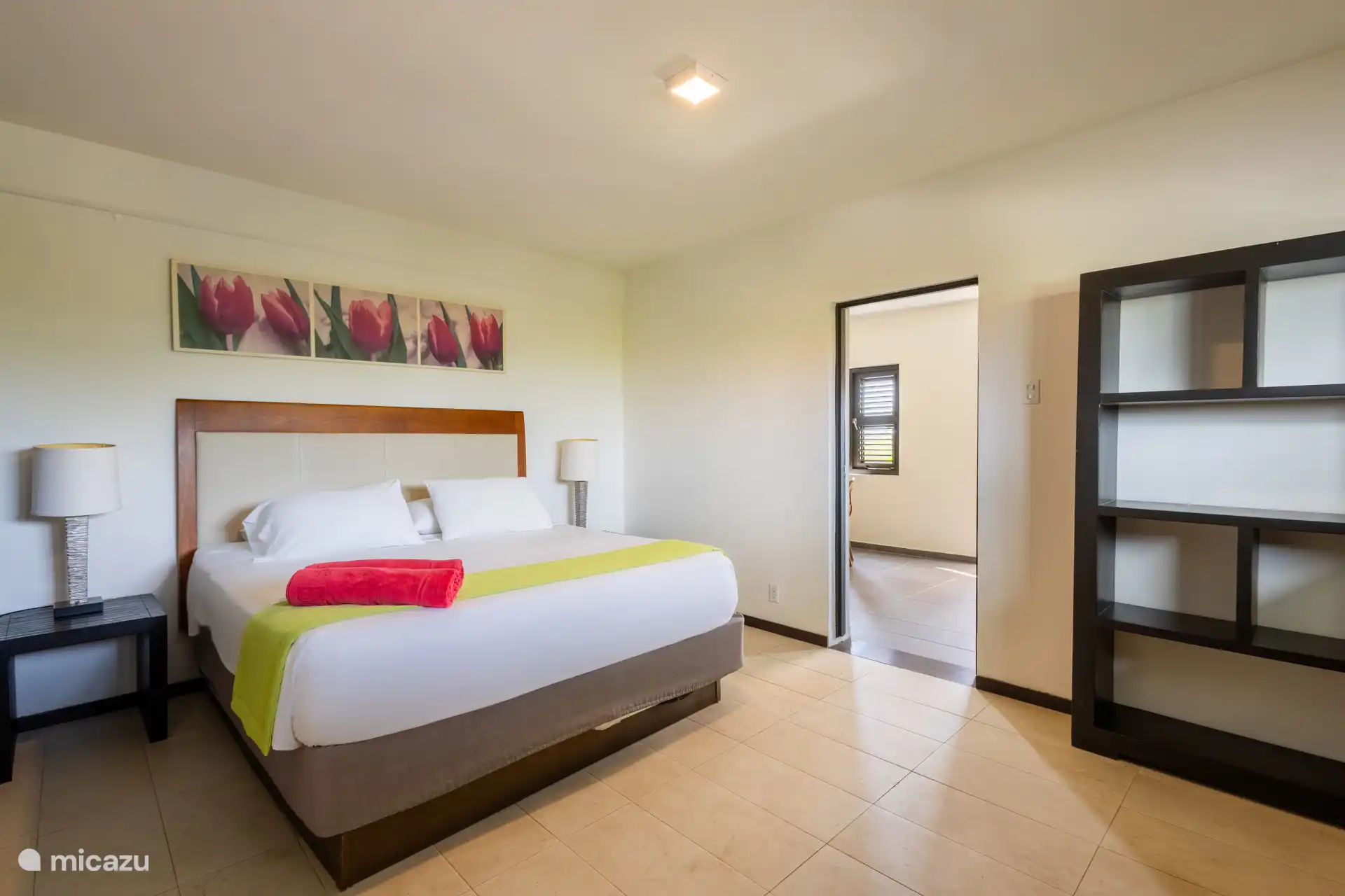 Ruime slaapkamer met opbergruimte en airconditioning.