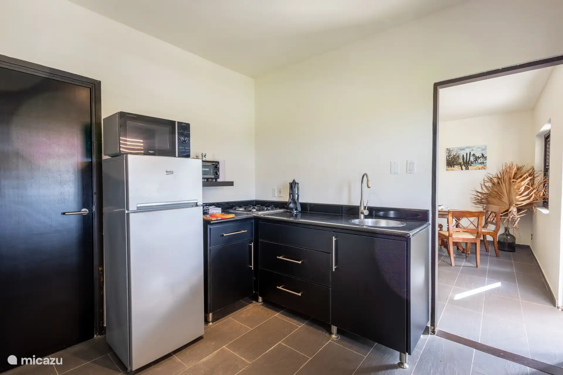 De aparte keuken en woonkamer zorgen voor extra leefruimte en maken het appartement ook geschikt voor een langer verblijf.