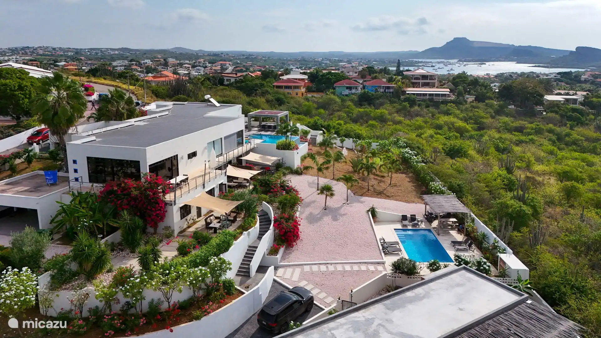Hoewel Casa Pasha rustig is gelegen, bereik je Jan Thiel Beach met de auto in slechts 10 minuten. Hier vind je populaire beachclubs, restaurants, een casino, een spa en diverse winkels.