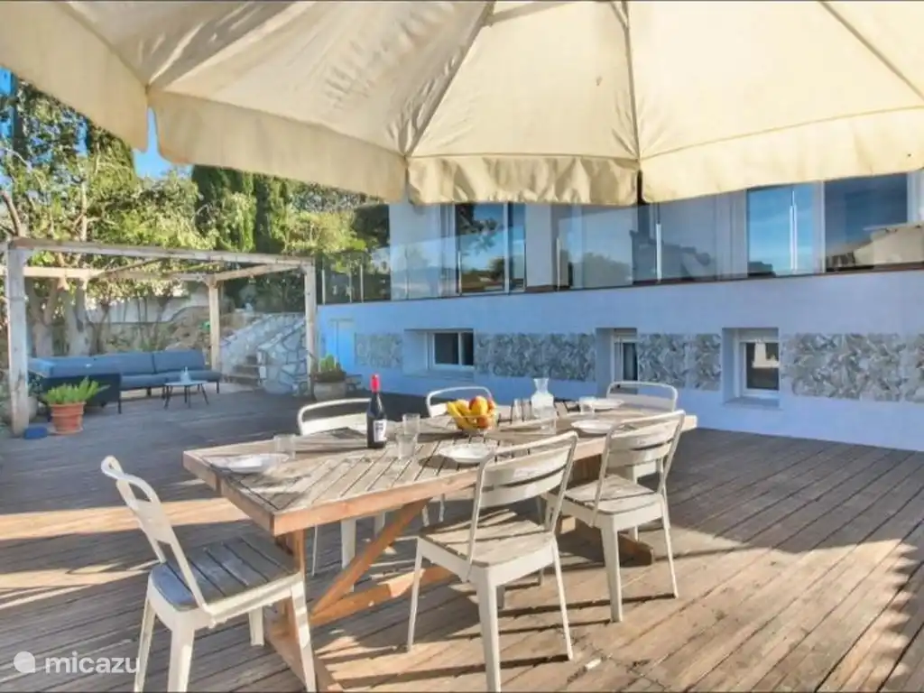 Houten terras met lounge onder de pergola, heerlijk ontspannen in de schaduw