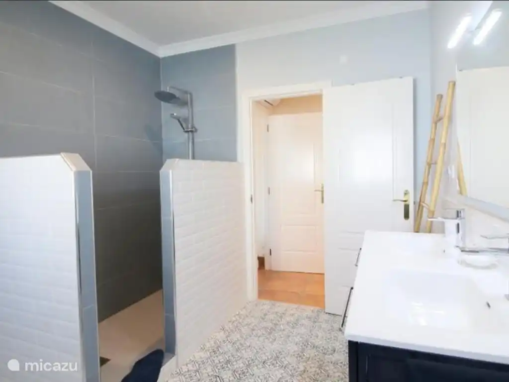 Moderne badkamer met inloopdouche, fris de dag beginnen