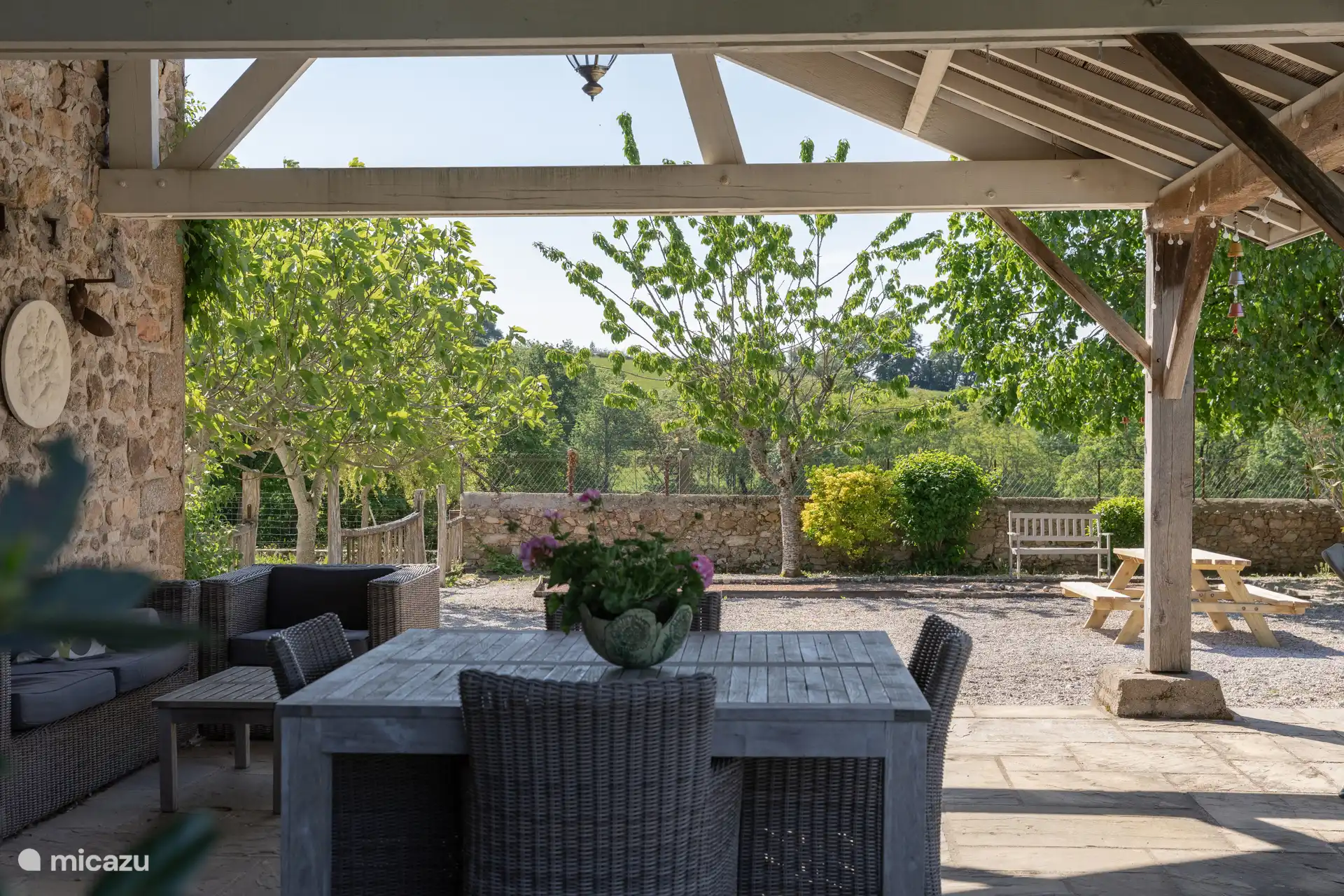 Blick von der überdachten Terrasse auf dem Pétanque-Hof.