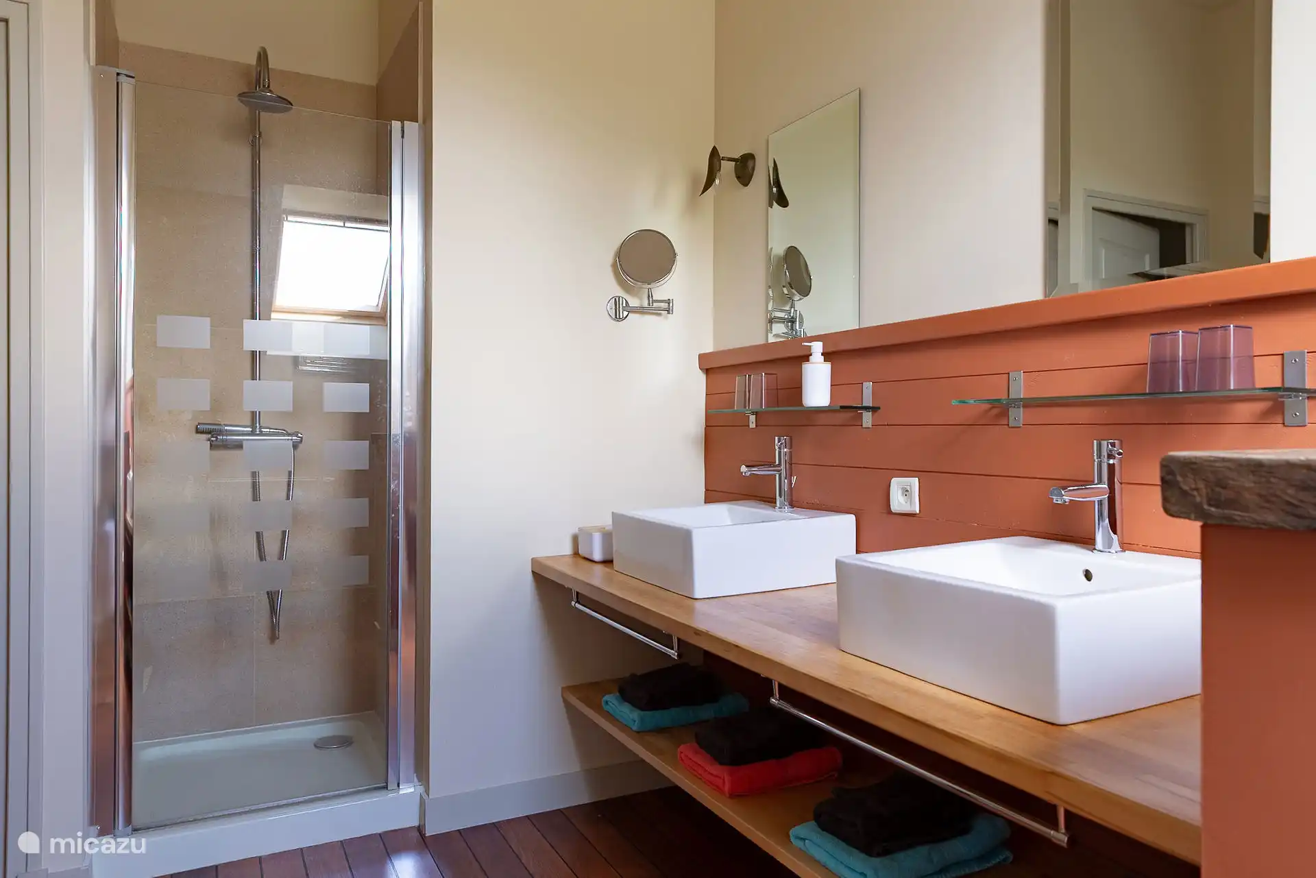 Geräumiges Badezimmer befindet sich hinten mit Dusche, 2 Waschbecken und Toilette.