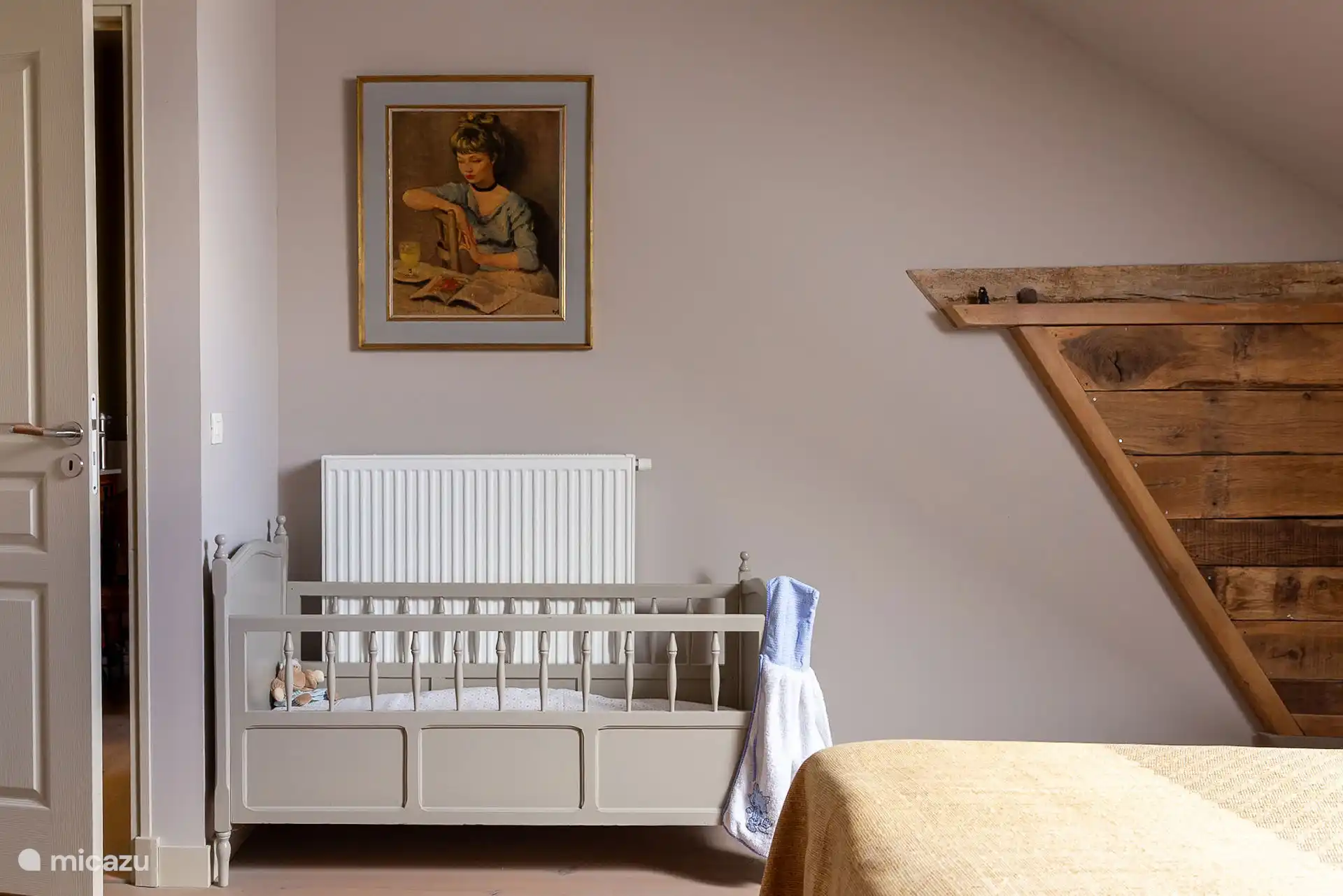 Babybetten sind in beiden großen Schlafzimmern verfügbar.