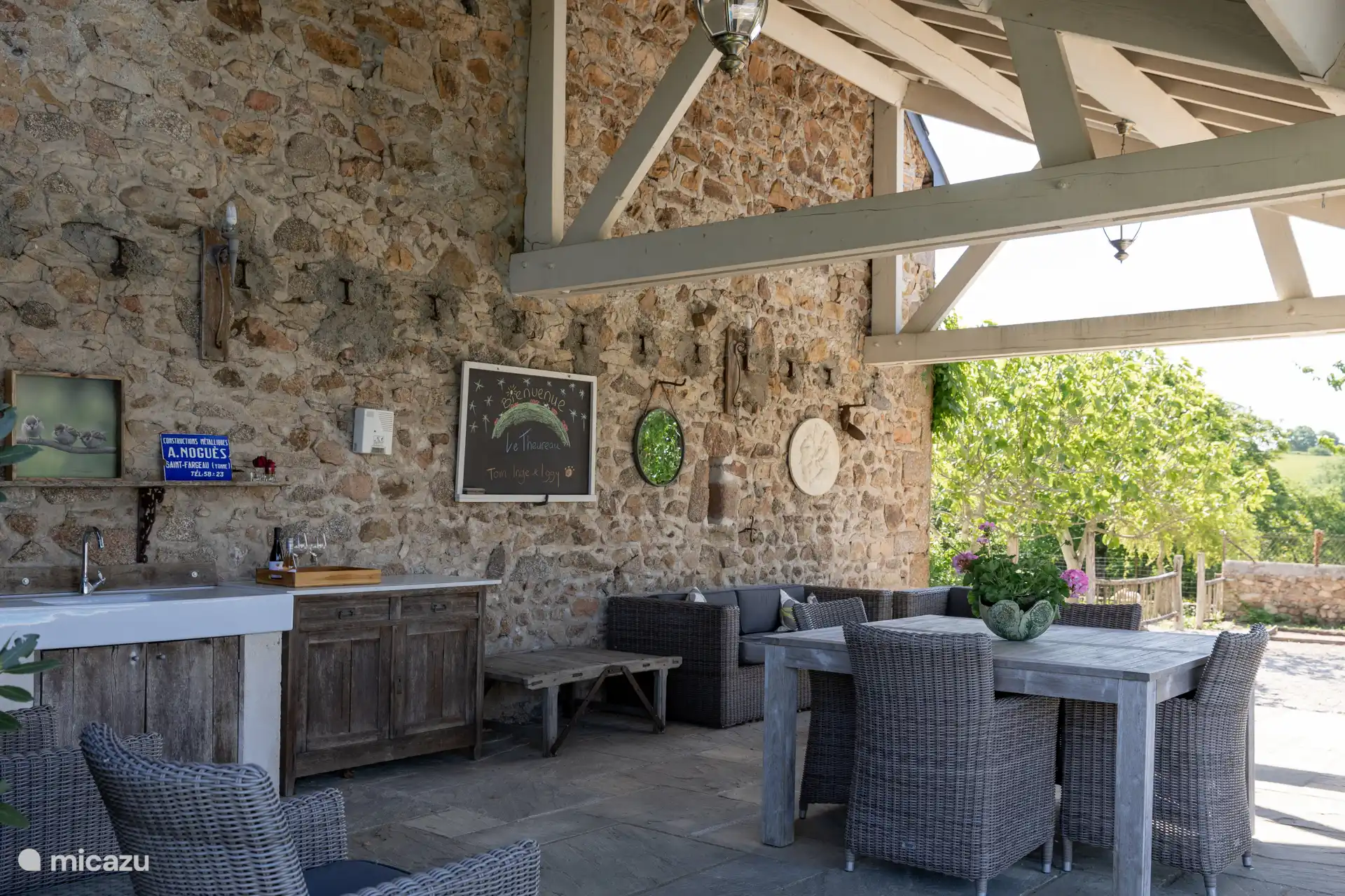 Überdachte Terrasse (40 m²) am Pool mit Loungebereich und Außenküche