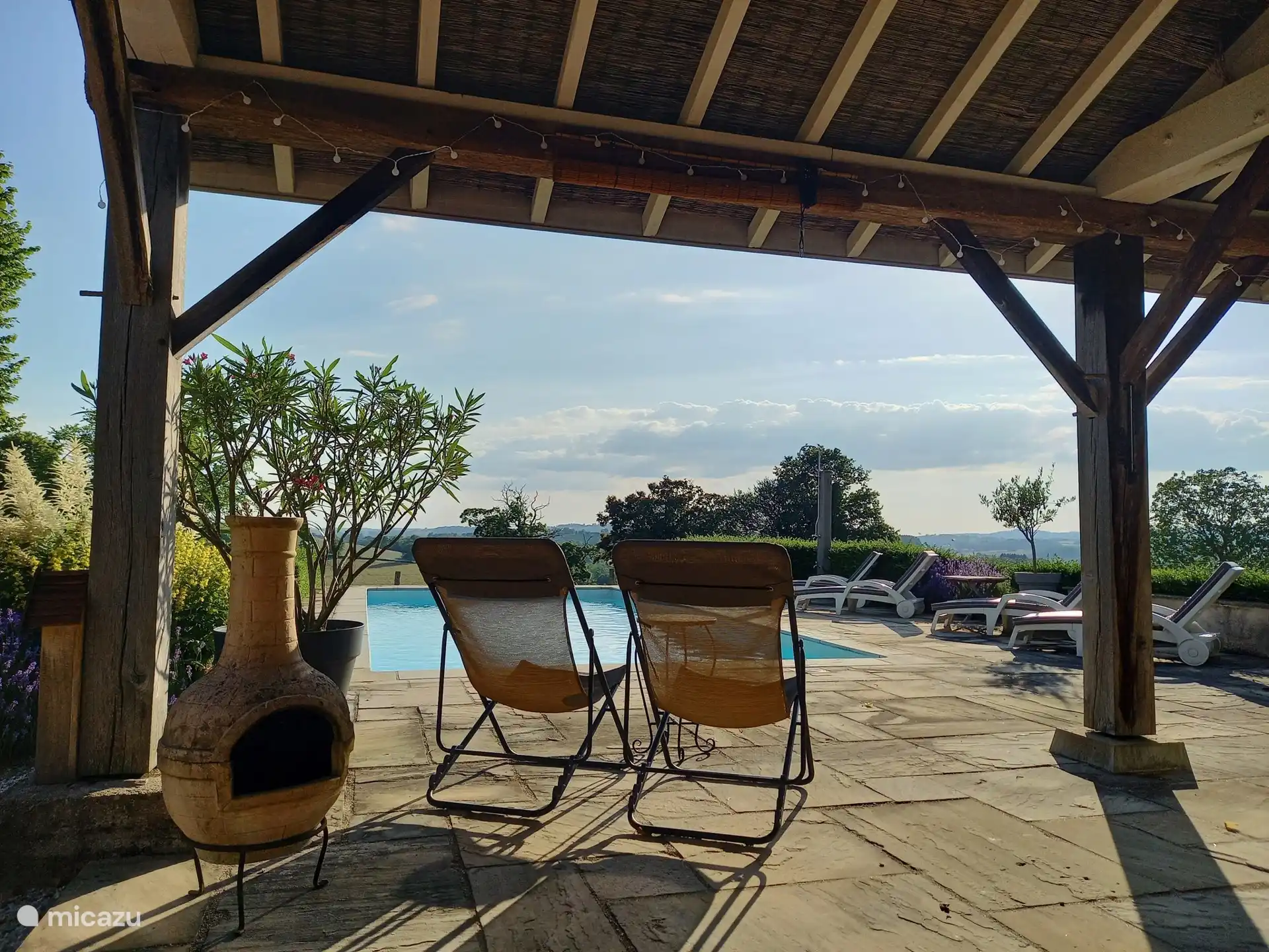 Blick von der Terrasse mit Baldachin.