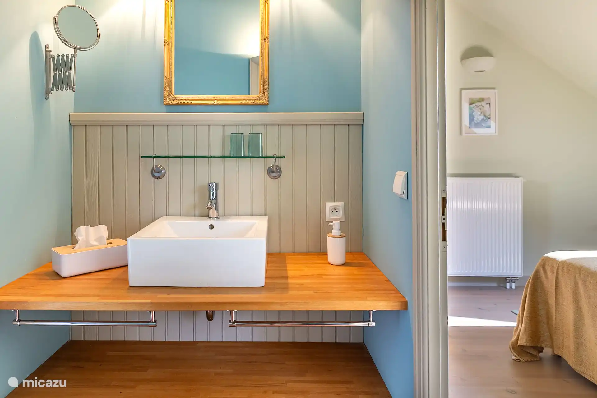 Badezimmer mit Dusche, Waschbecken und Toilette (en suite) im vorderen Schlafzimmer.