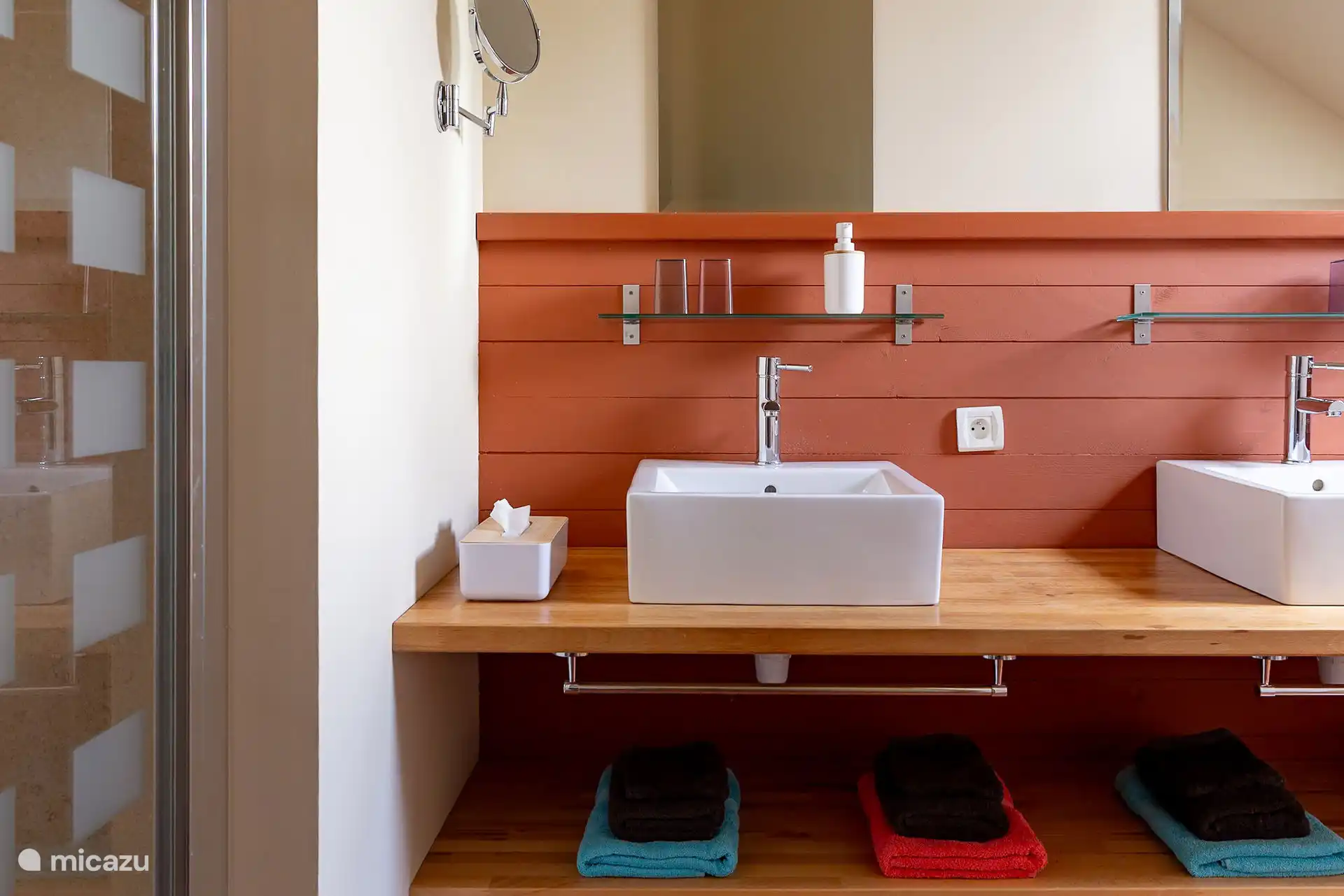 Badezimmer hinten. Alle Wäsche ist im Preis enthalten: Bett-, Bade- und Küchenwäsche sowie Strandtücher für den Pool.