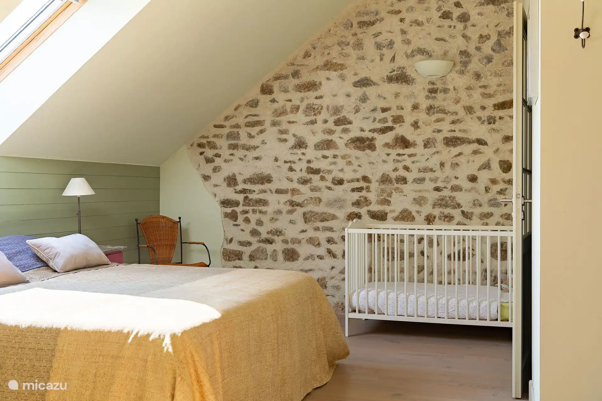 Schlafzimmer (20 m²) vorne mit doppeltem Boxspring (160x200) und Badezimmer mit eigenem Bad. 